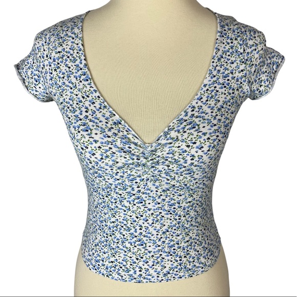Brandy Melville Tops - Brandy Melville Blue Floral Stretchy Crop Top